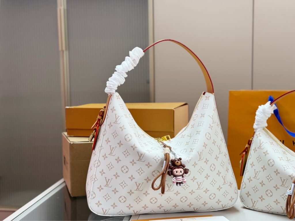 Large (Tan Leather Trim Version) D-306 | Dimensions: 40x28 / 33x22 cm The new LV Slouchy underarm bag