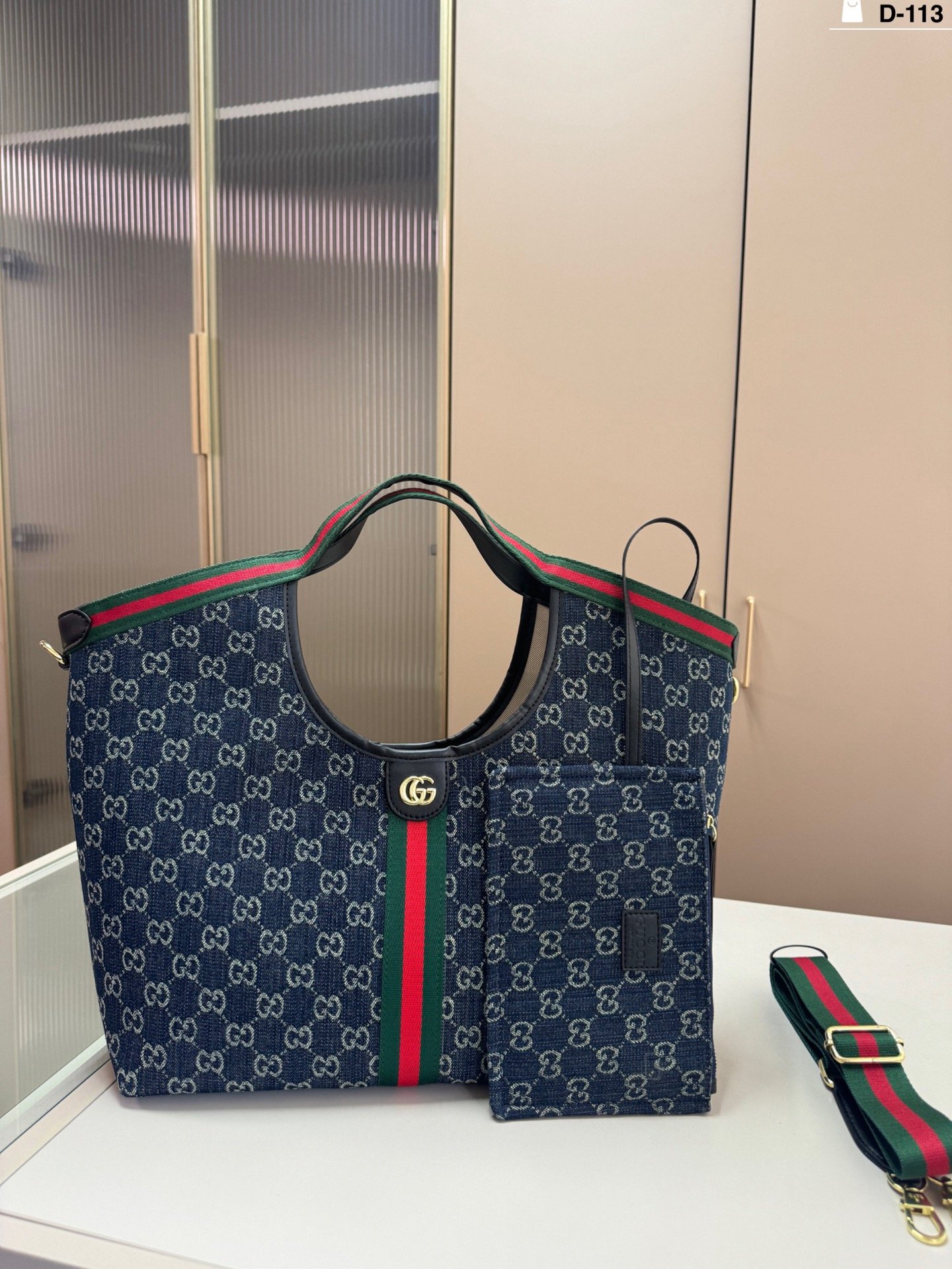 D-113 (Dimensions: 35 x 20) Gucci Giglio Tote