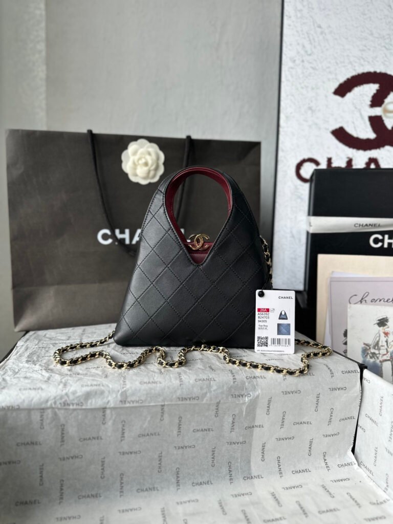 Chanel 26a Métiers d'Art collection triangle bag