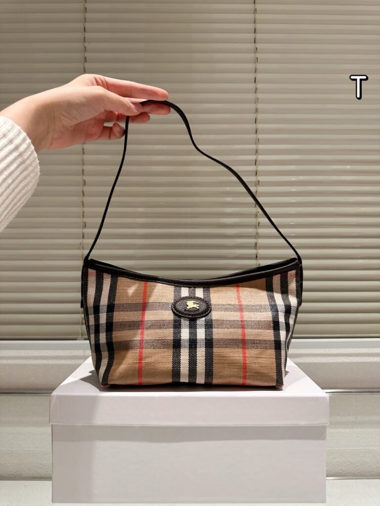 Burberry classic chic underarm bag