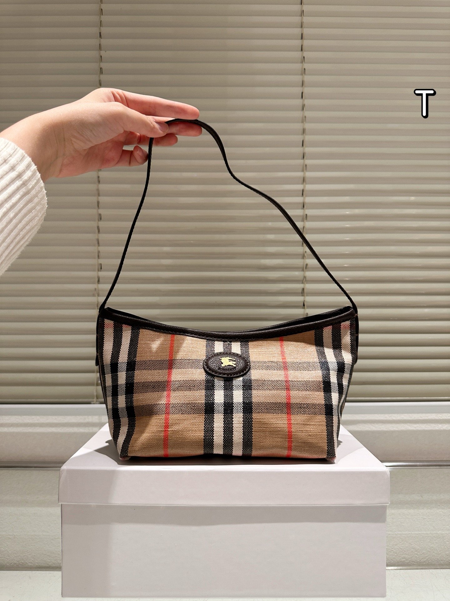 Burberry classic chic underarm bag