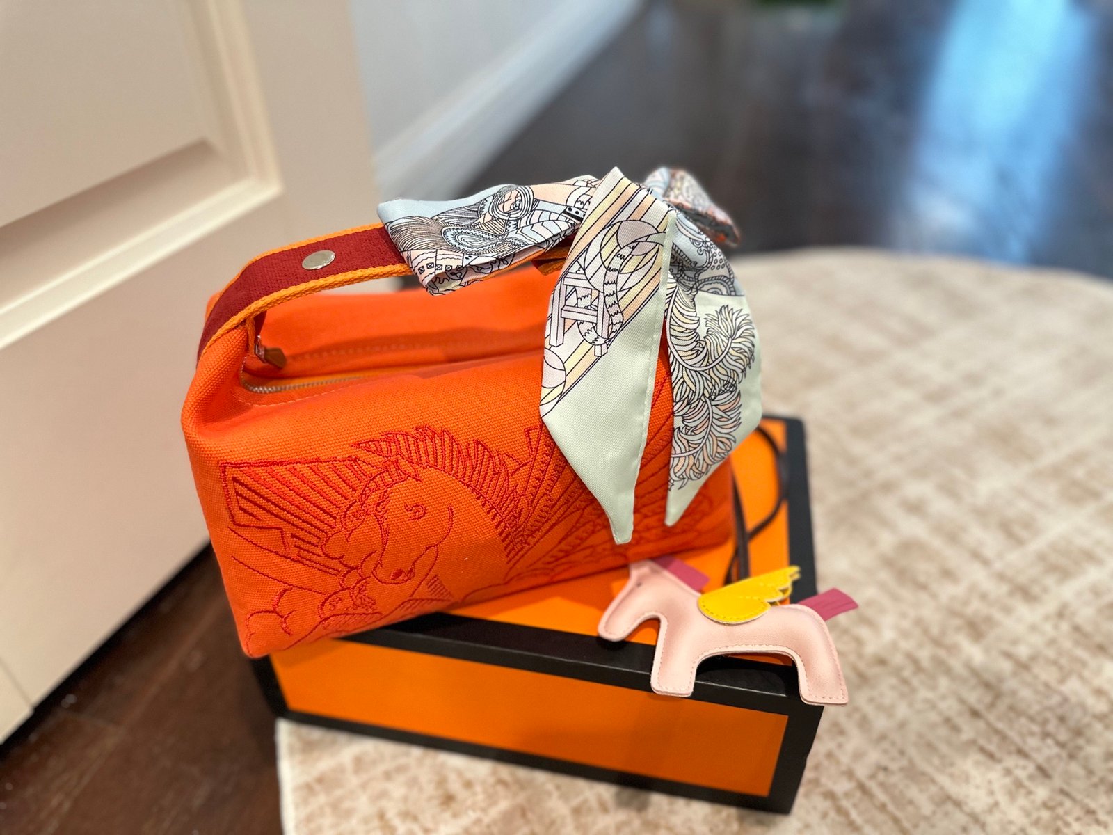Foldable gift box packaging with small scarf Pegasus charm