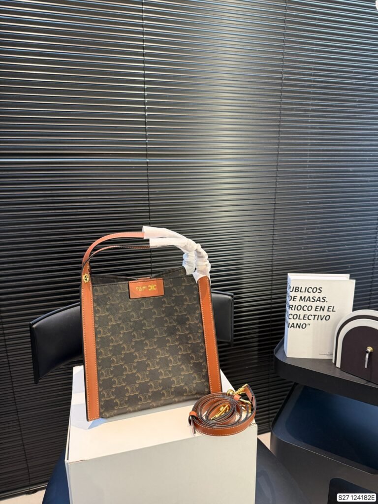 Comes with a folding box CELINE CUBO handbag