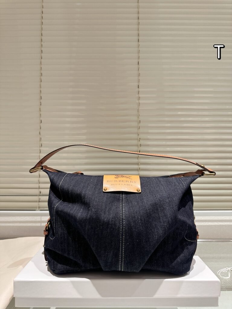 Burberry  Size: 28.23 Foldable Gift Box