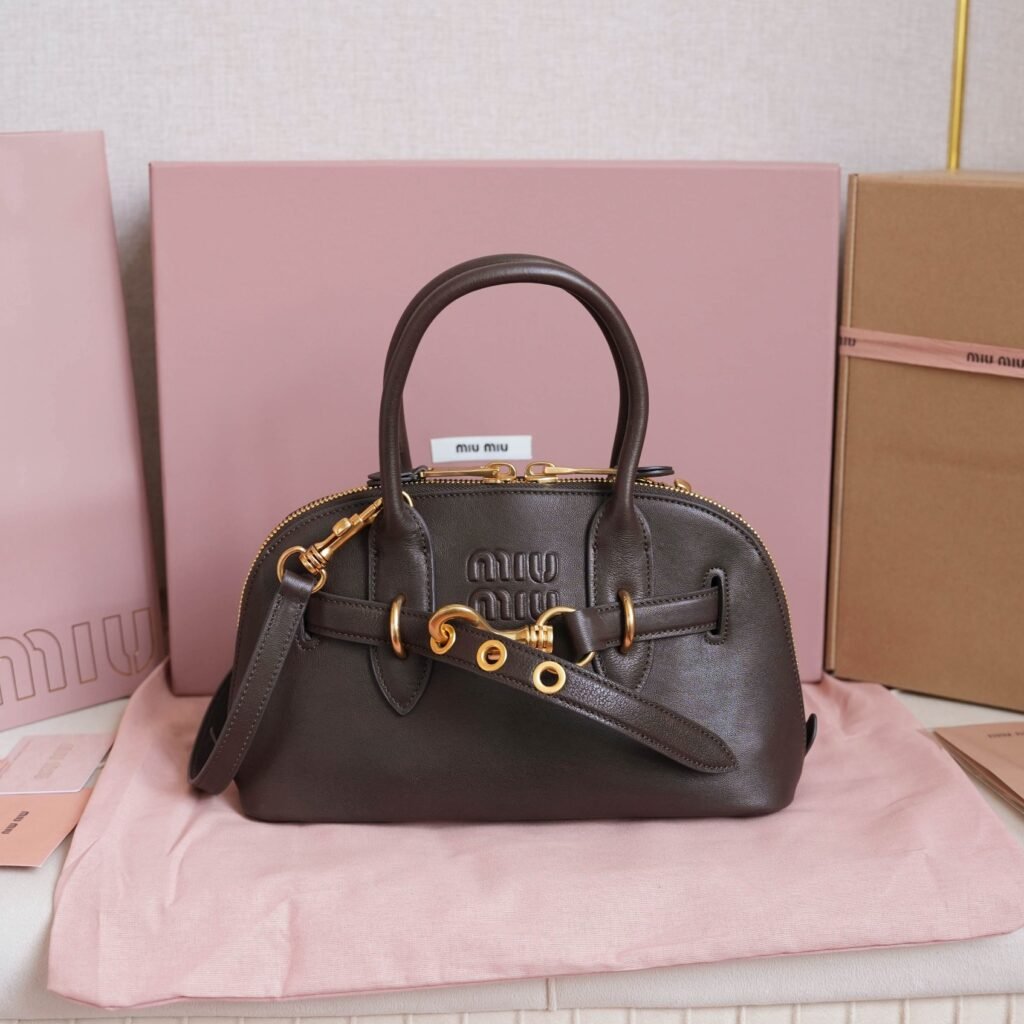 Top-tier Miu Miu (Matching Black Letter Pull Tag) 5BB169, Miu's new best-selling bowling bag
