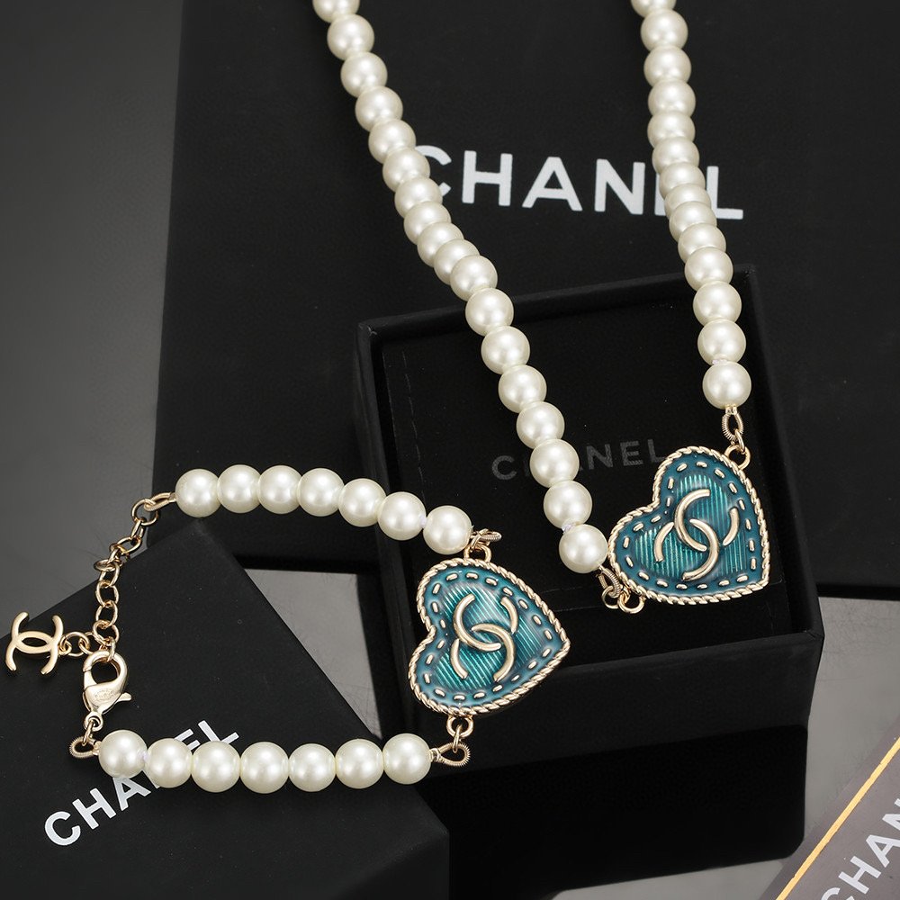Chanel  New double C heart peach vintage old blue pearl bracelet and necklace